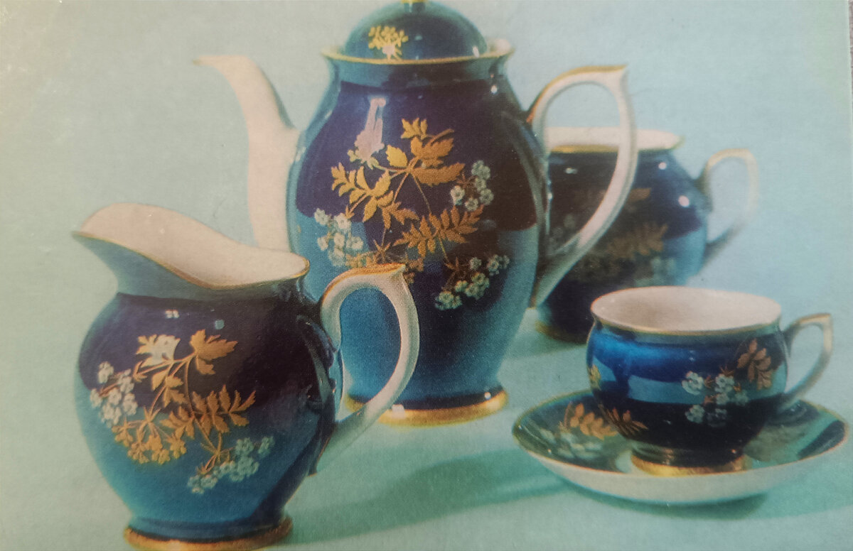 Кофейный сервиз. Крытье кобальтом с порошковым золотом и эмалью. Автор росписи З.В. Алексеева. 1950-е гг. Источник. Новгородский фарфор. Лениздат. 1986г.