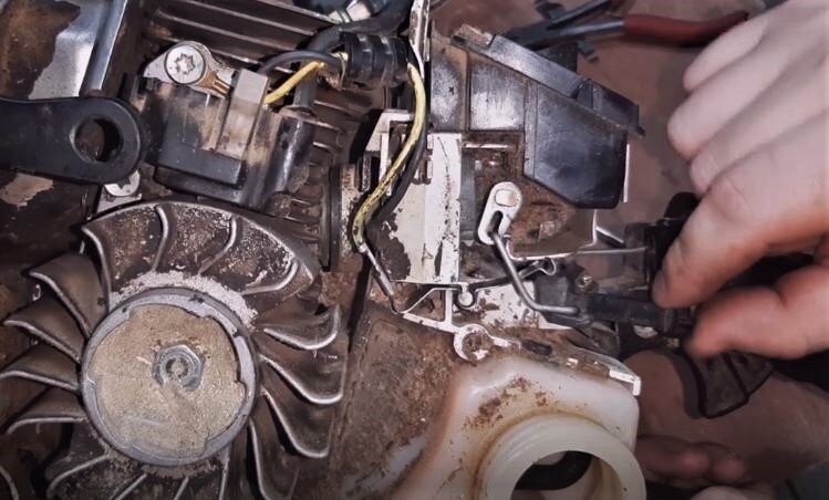 STIHL MS 180 Ремонт рычага управления! Установка сдерживающей скобы ...