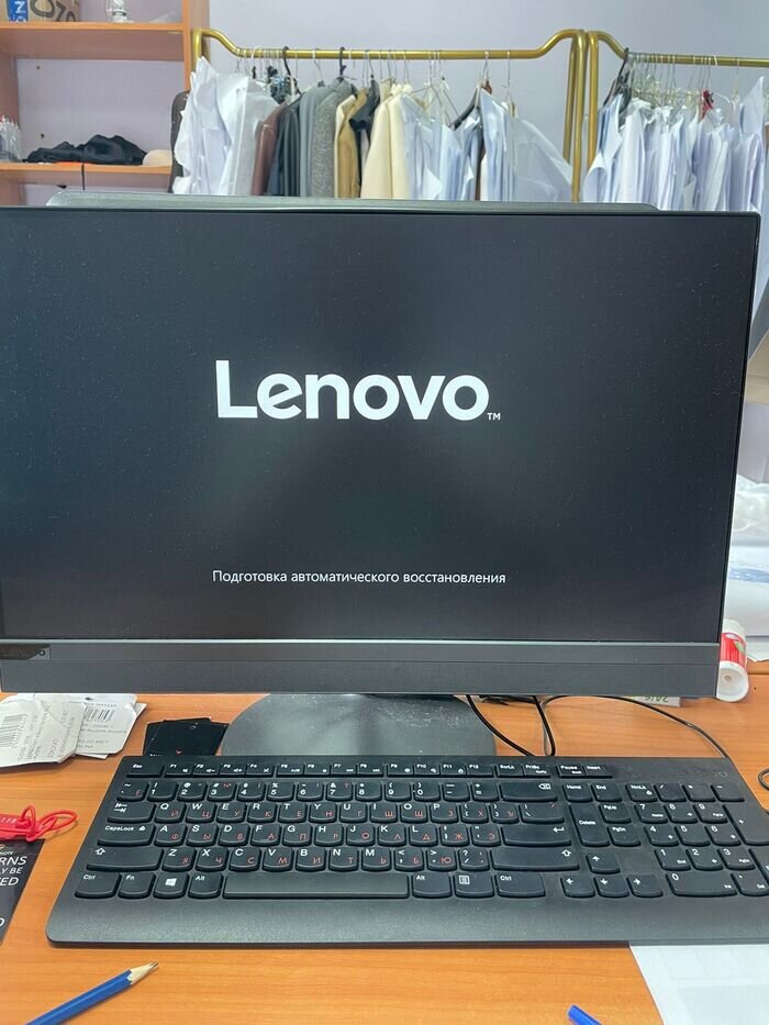 Lenovo висит на заставке lenovo