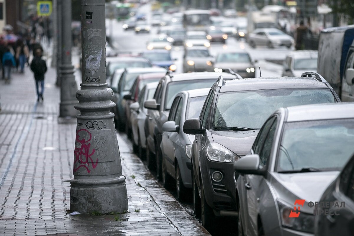 С начала июля зону платной парковки в Петербурге увеличат