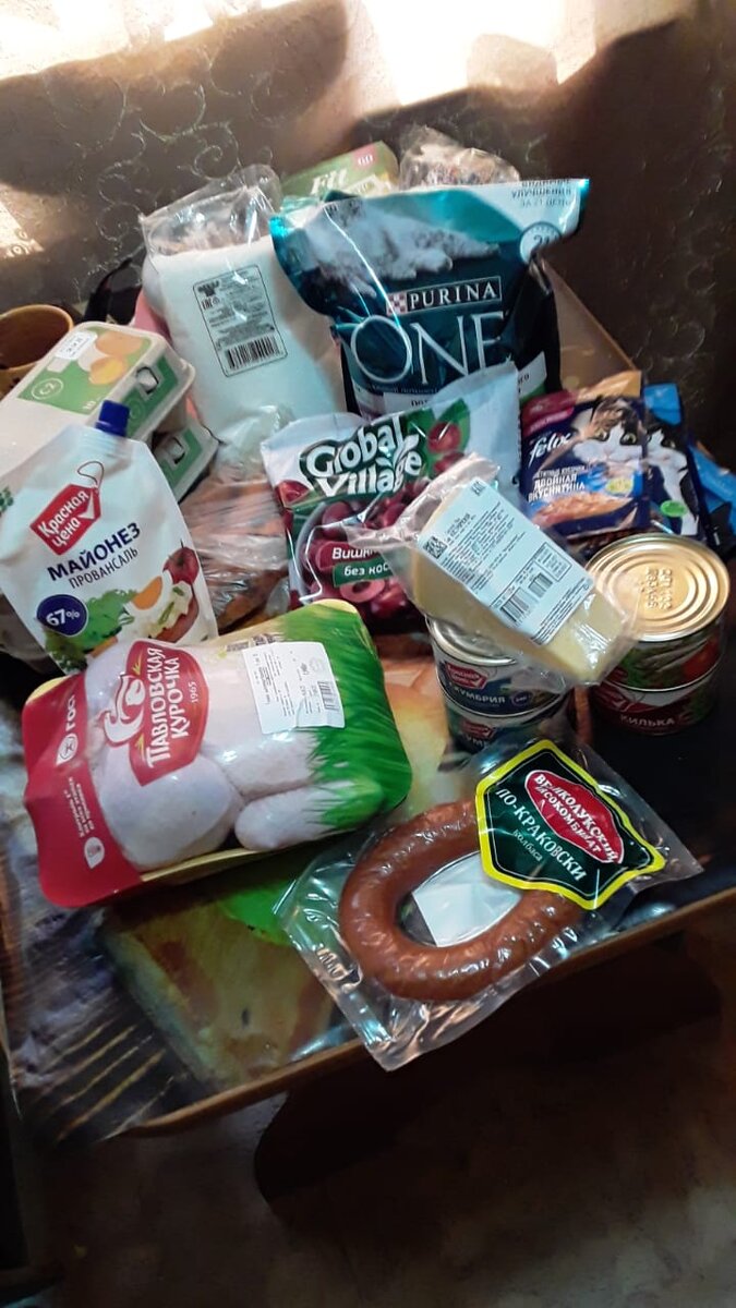 Наши покупки в "Пятерочке".Яблоки в кадр не вошли.Позже фото сделаю.