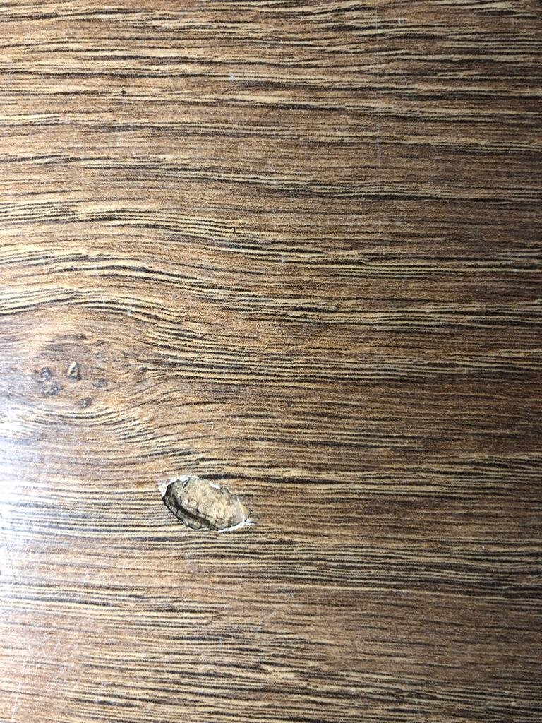 Выбоина на ламинате