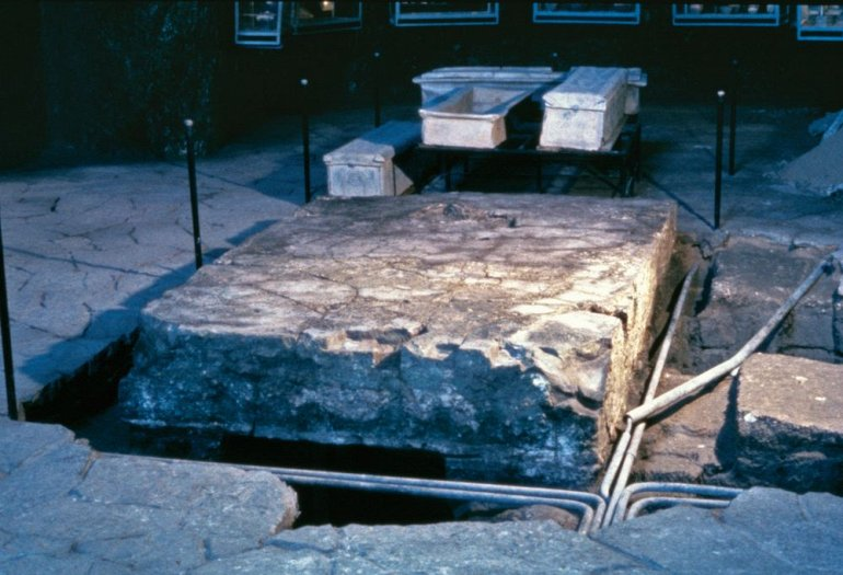 Плита во время работ по организации музея