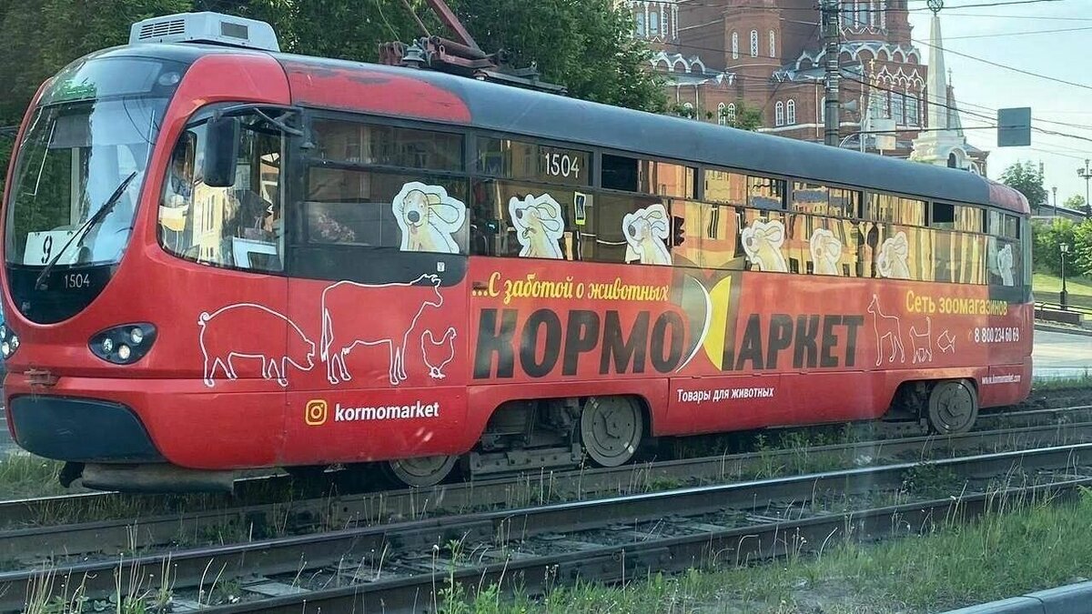     Похоже, трамвай становится в Ижевске не самым надежным видом общественного транспорта. Утром во вторник 23 мая на улице Карла Маркса напротив Свято-Михайловского собора с рельсов опять сошел вагон. На этот раз пострадало транспортное средство чешского производства «Татра Т3» модификации "Иж".