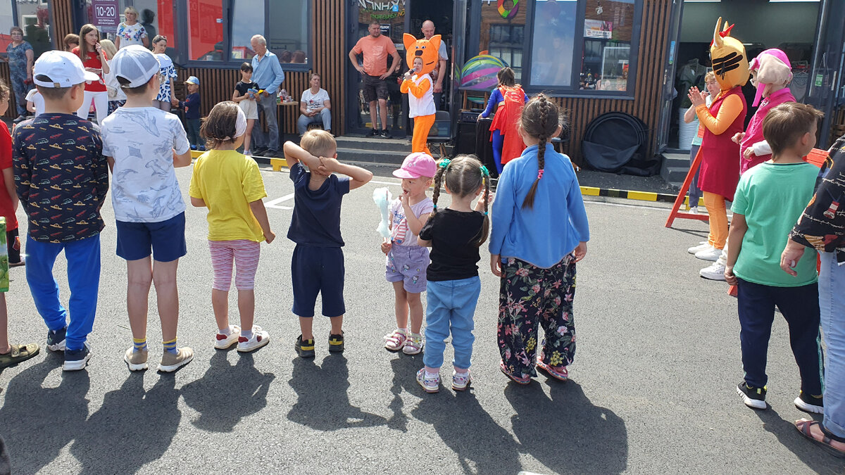 Все делает наоборот: если все смотрят куда-то, то она обязательно отвернется спиной