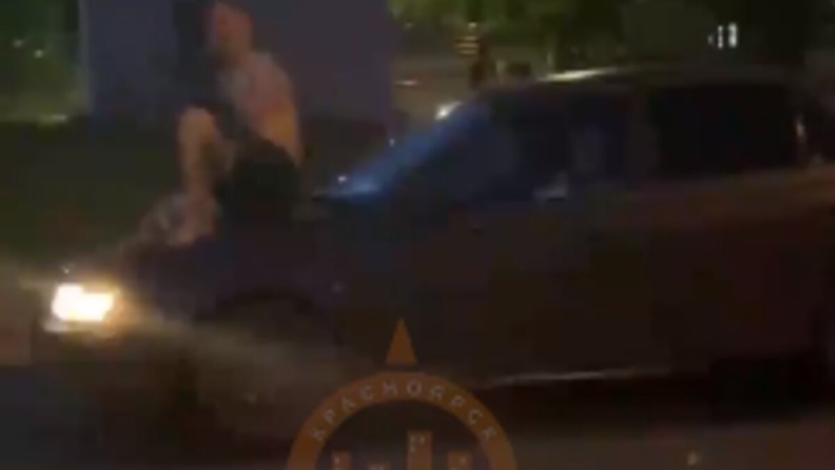     В Солнечном заметили неадекватного мужчину, который кидался на автомобили.