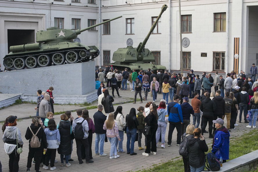 Музыкальная мобилизация перед площадкой «Рок-герой» на территории Окружного дома офицеров. Фото: Максим Конанков/Octagon.Media