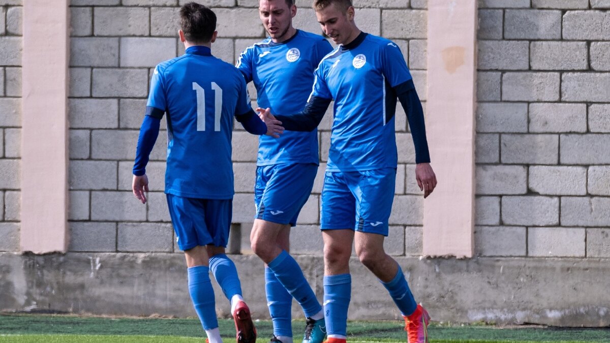     Футбольный клуб «Зенит-Ижевск» лишается профессионального статуса в интересах развития массового спорта в Удмуртии.