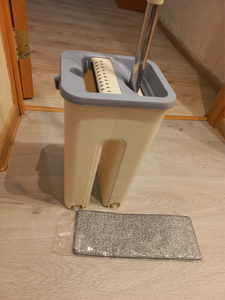 Комплект швабры и ведро с отжимом.Данный набор доя мытья полов очень удобен в использовании, компактный для хранения. Заказ был сделан на СберМегаМаркете с удобной доставкой домой. В комплекте швабра, ведро с функцией полоскания и отжима, 2 сменные тряпки.