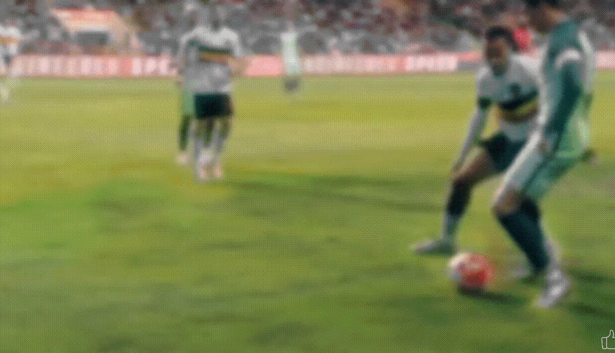 Криштиану Роналду душ Сантуш Авейру даже в игре за Сборную успевает покрасоваться таким финтом.