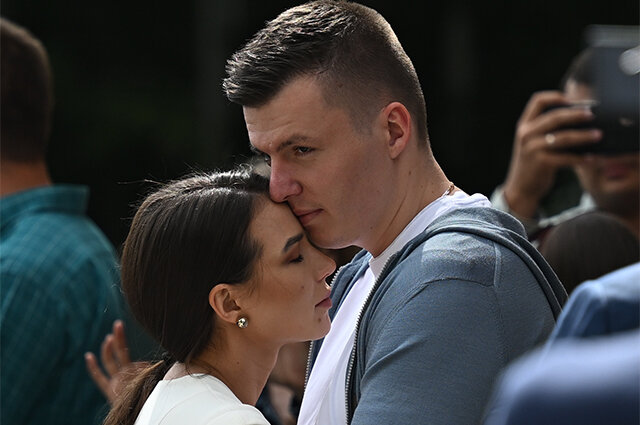    Блогер Валерия Чекалина, известная как Лерчек (Lerchek), и ее супруг Артем Чекалин у Пресненского суда Москвы. Фото:  РИА Новости/  Григорий Сысоев