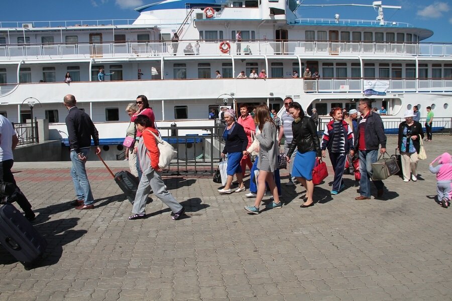 на теплоходе было 20 пассажиров. на теплоходе было 20 пассажиров. пассажиры на теплоходе. поездки пассажиров на судне. на теплоходе было 20 пассажиров.