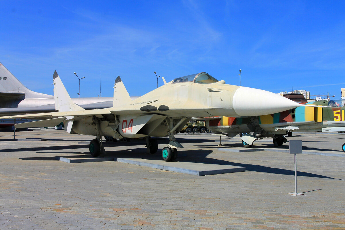 Имеются и боевые машины, до сих пор стоящие на вооружении – к примеру, вот этот красавец МиГ-29