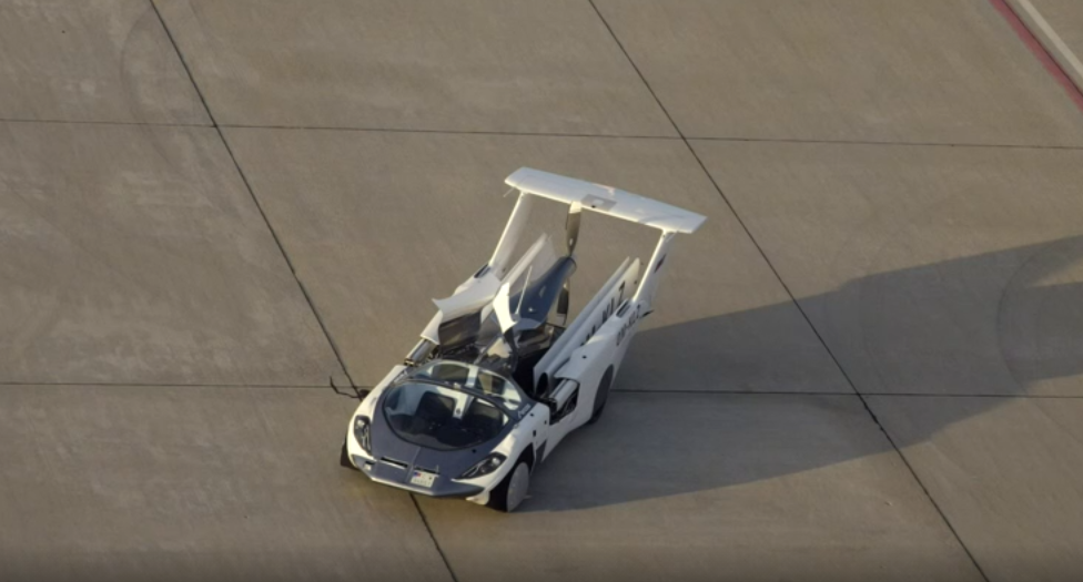 Прототип летающего автомобиля совершил 35-минутный перелет между международными аэропортами Нитры и Братиславы, Словакия.