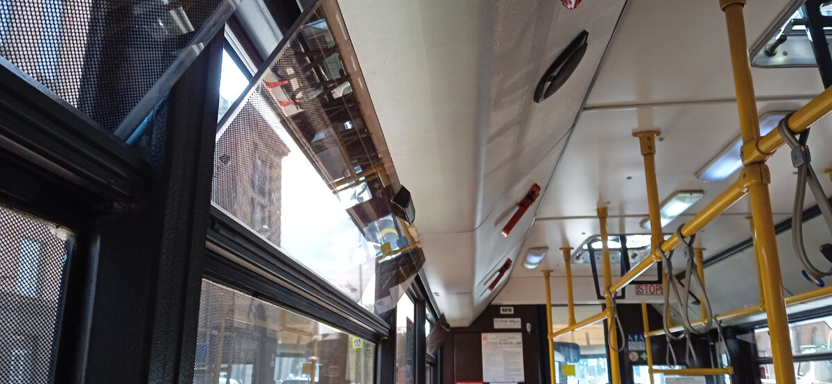 конструкция окон в городских автобусах Петербурга не обеспечивает никакой вентиляции при медленном движении. Духота сильнейшая. Кондиционеров нет. 