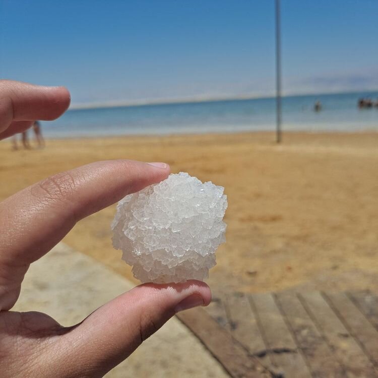 Источник: https://www.reddit.com/r/mildlyinteresting/comments/of1t2v/ball_of_salt_that_i_took_out_of_the_dead_sea/