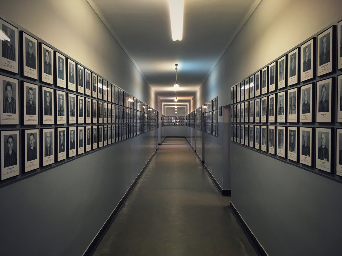 Acesta este probabil cel mai faimos lagăr al morții din Auschwitz-Birkenau, al cărui nume sună mai des ca Auschwitz - după numele original polonez al orașului în apropierea căruia se afla lagărul.-30