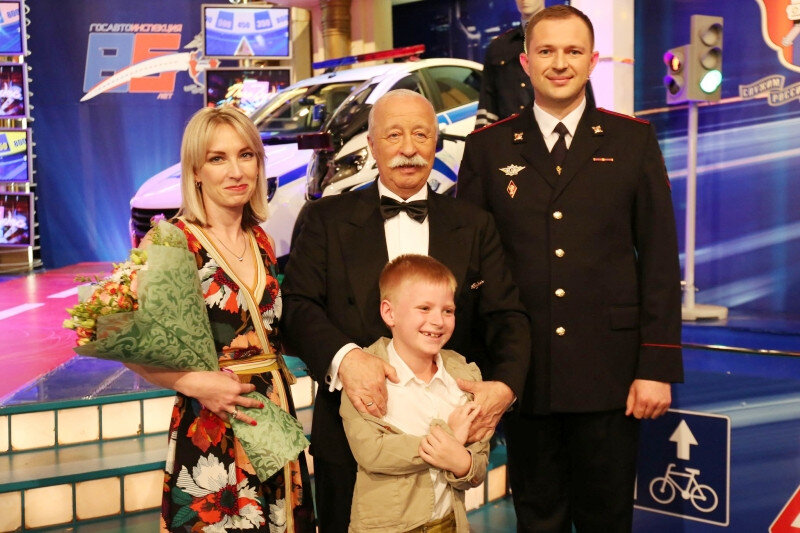 Семья Кубика с Леонидом Якубовичем. Фото: 82.мвд.рф