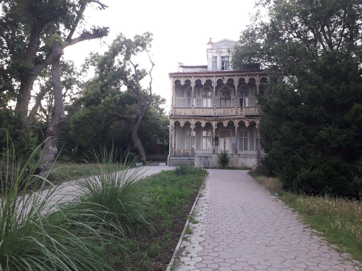 Очень красивая заброшка на первой береговой линии в Евпатории. Фото автора