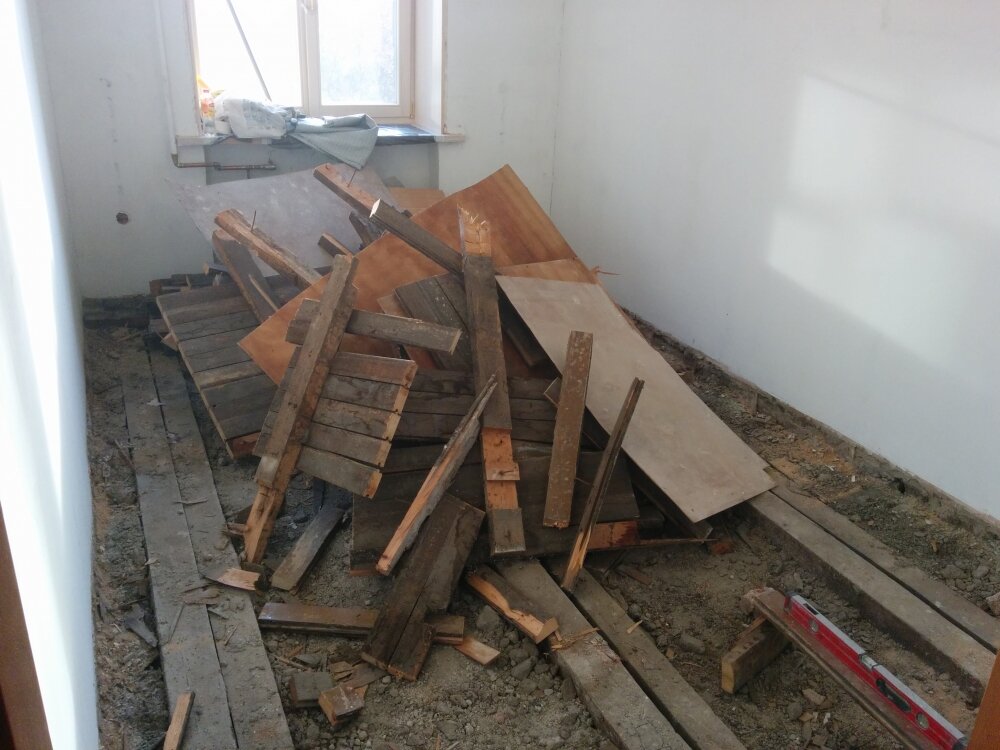 А вот что увидели, когда вскрыли пол 