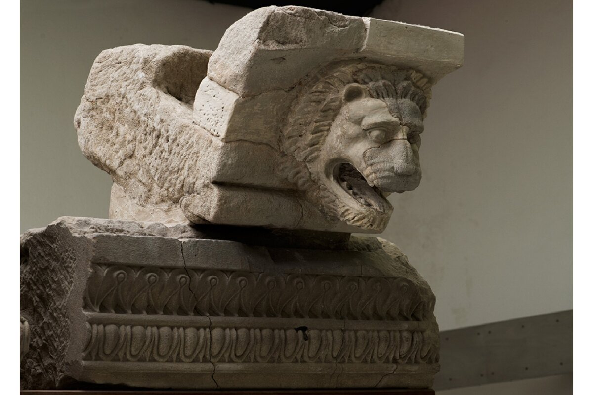 А это фрагмент водосточной трубы из храма Геры в Пестуме, около 540 года до н.э. Лев в древнегреческой мифологии занимает особое место. Он — олицетворение силы и власти, поэтому его образ ассоциировался с защитой от внешних угроз. Отсюда частое использование изображения льва в искусстве.