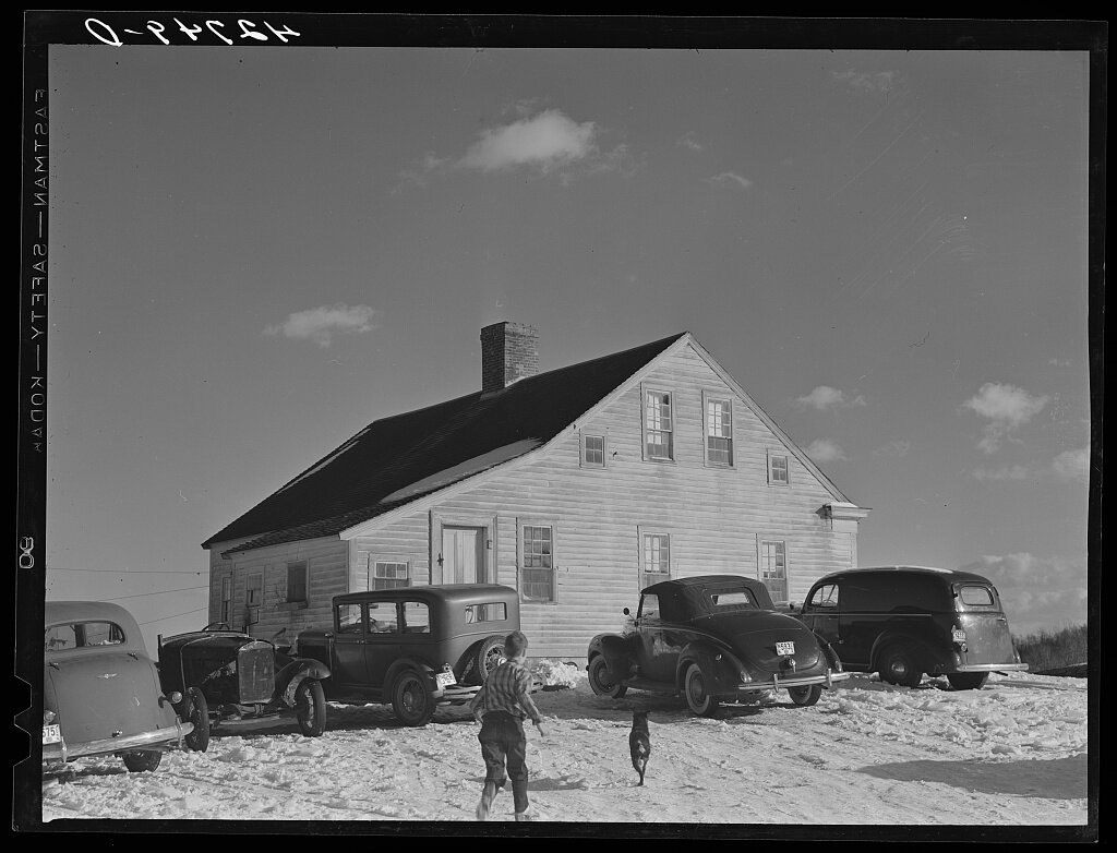 Автомобили членов семьи Крауч, у дома, где все они собрались на праздник Дня Благодарения, 28 ноября 1940 года, Фотограф Джек Делано.