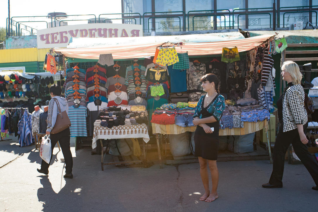 Базар года. Торговля на вднх в 90-е. Рынок в россии. Базар года. Рынок фруктов.