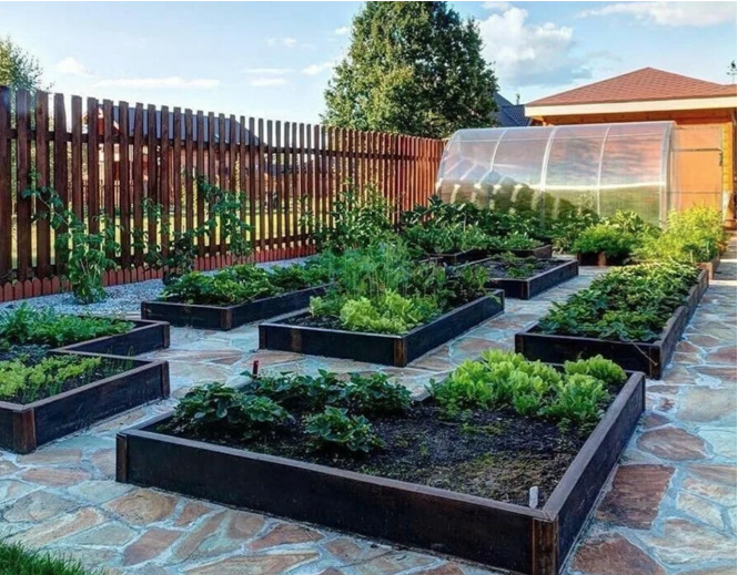 Сделали высокие грядки из оставшихся деревяшек