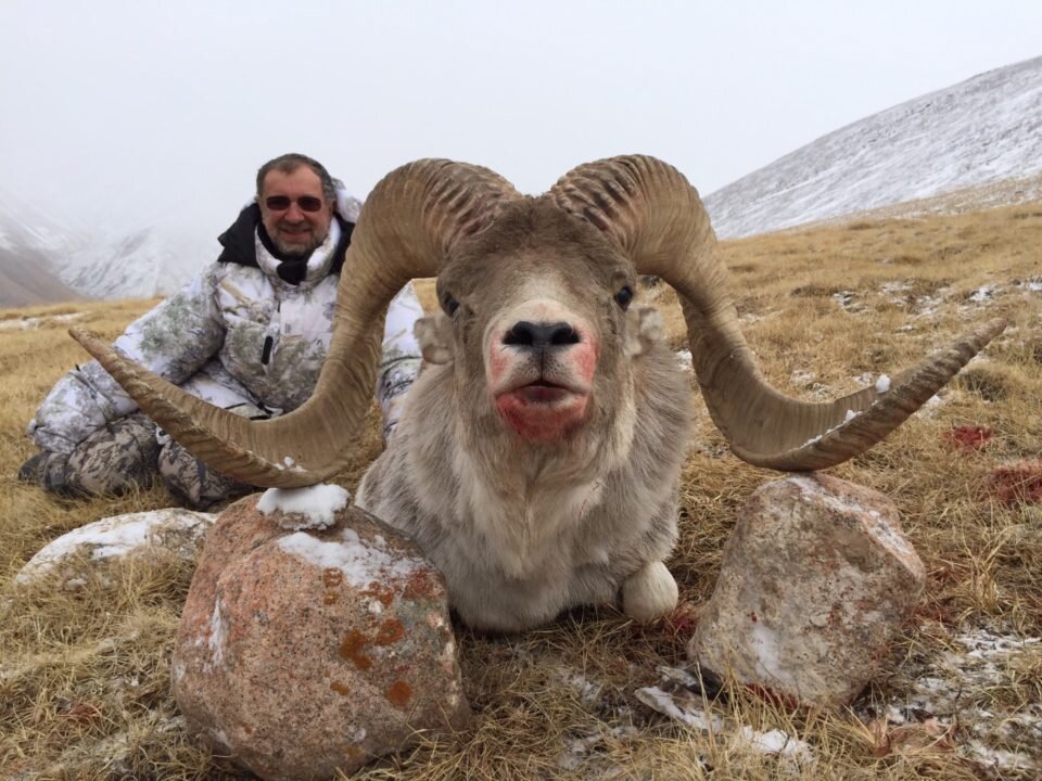 Владислав Резник с охотничьим трофеем. Фото: «Клуб горных охотников»