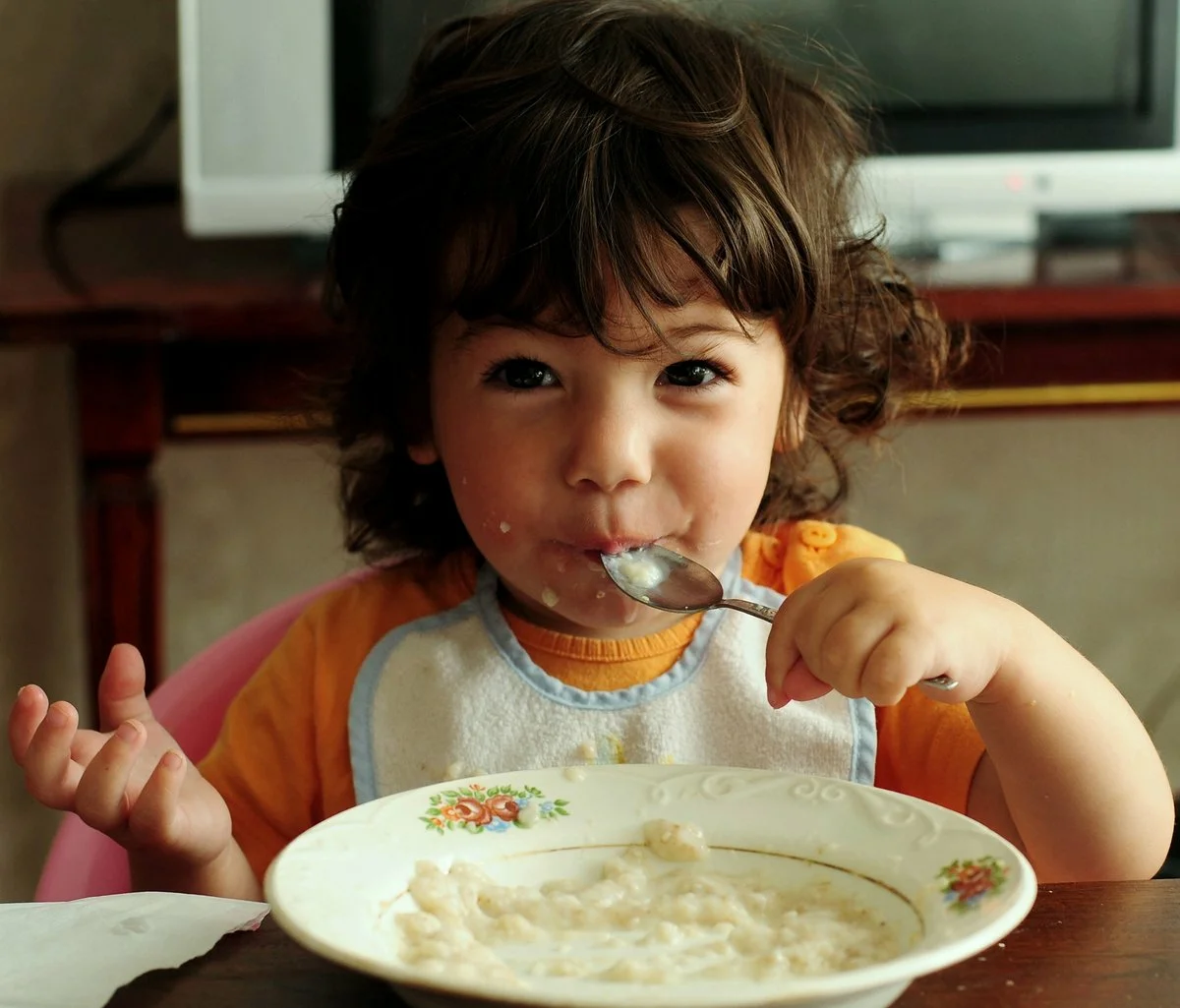 Не надо было это кушать. Еда для детей. Ребенок ест кашу. Ребенок завтракает. Ребенок завтракает кашей.