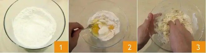 Чтобы приготовить лимонный тальолини, сначала приготовьте свежую пасту: насыпьте муку в миску (вы можете отставать от рекомендованной дозы и добавлять ее по мере необходимости при замешивании) 1, разбейте яйца и начните перемешивать вилкой 2, затем используйте свою руками работать с ингредиентами до получения однородной смеси 3.