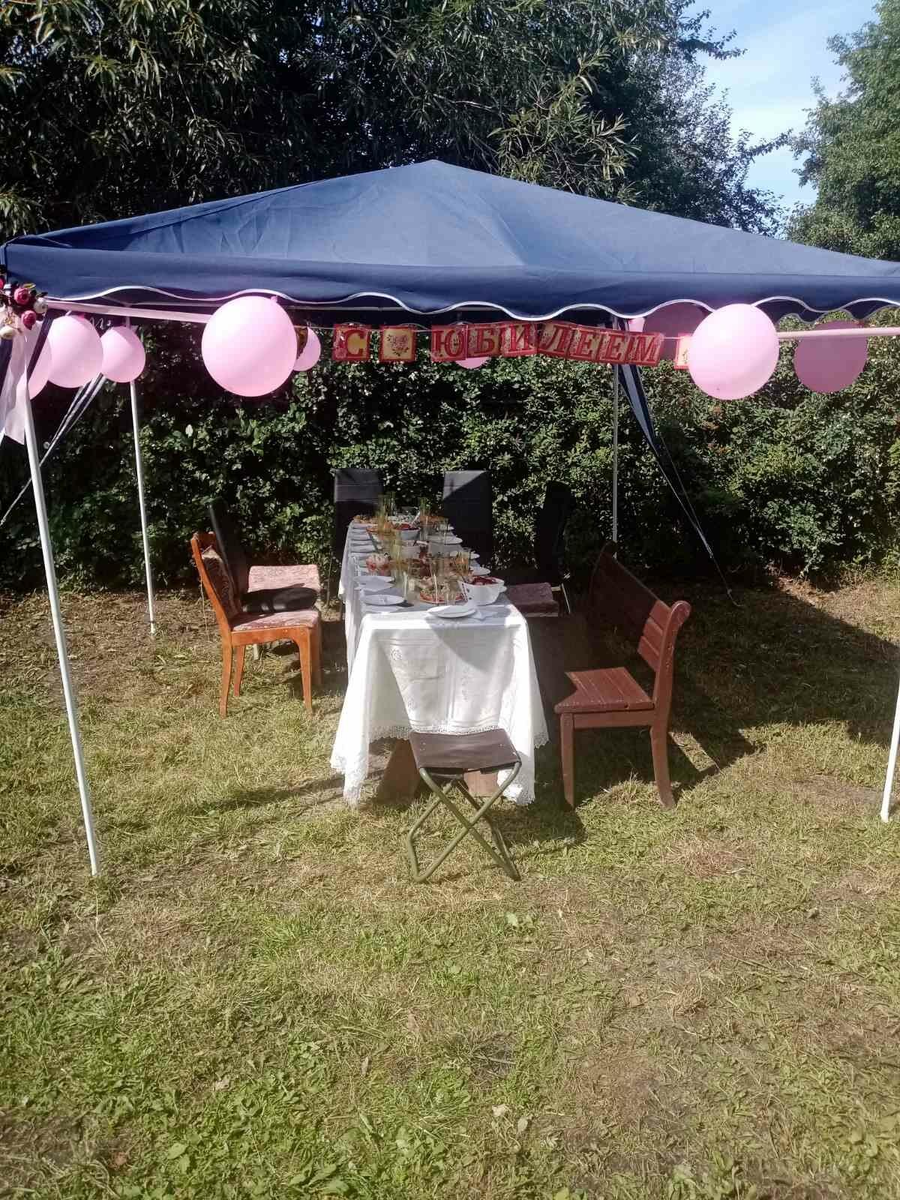 Идет еще подготовка. Небольшой уголок с накрытым столом разными яствами.