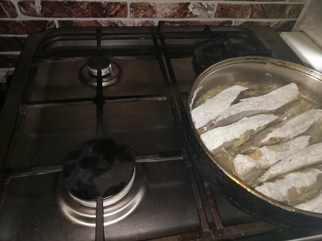 Чем заменить вдруг. Путассу на мангале. Фото жаренной мойвы на черной плите. Как уложить мойву на сковороде чтобы перевернуть всю разом.