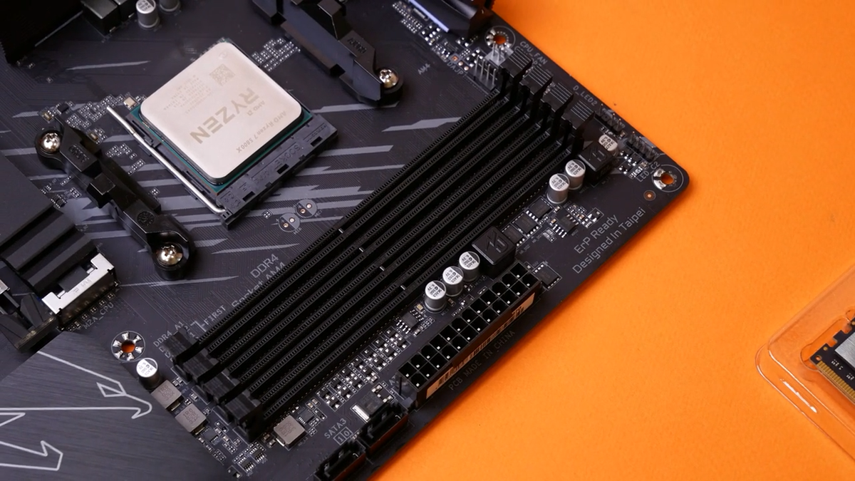 Разъемы под оперативную память