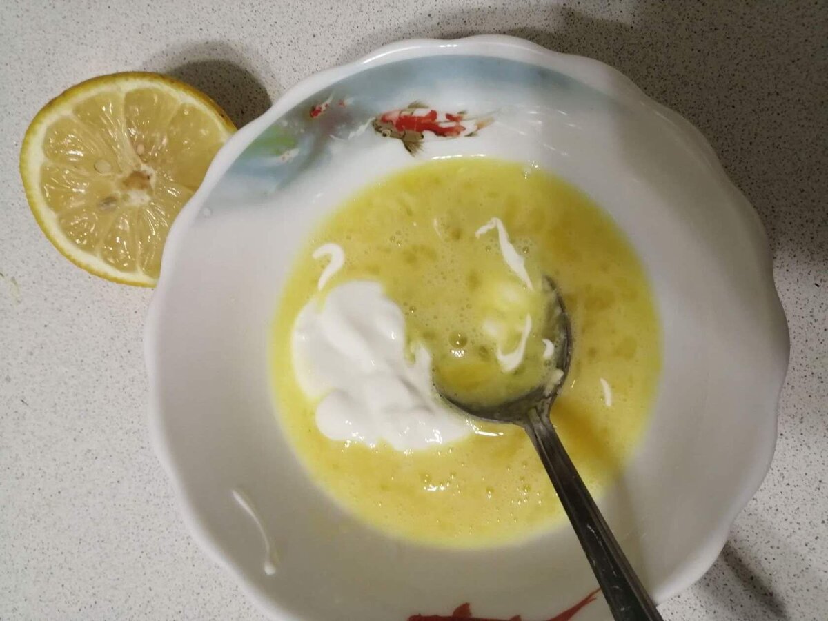 Смешать 2 яйца, 2 ст.л. сметаны, сок лимона, сахар
