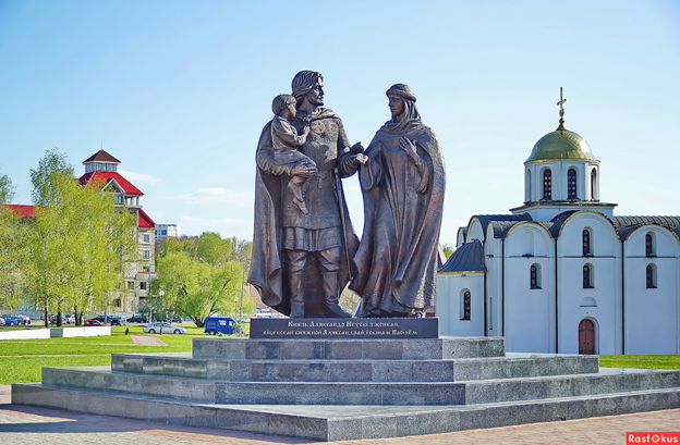 Памятник Александру Невскому с женой и ребёнком. Витебск