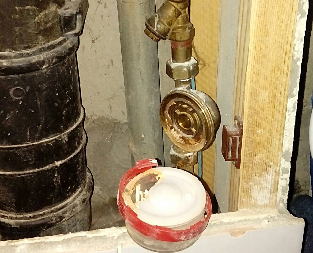 Даже незначительная сырость, протечки могут уничтожить пластиковый корпус счётчика изнутри. 