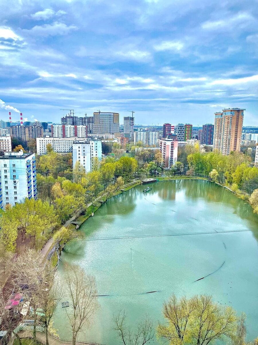 Вид из окна, который я вижу в текущий момент жизни, когда просыпаюсь на момент написание этой статьи.