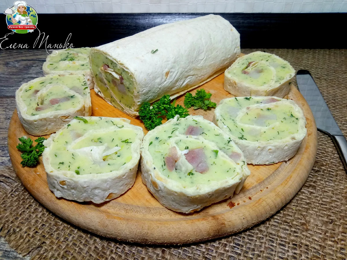 Очень интересный закусочный рулет. Он с форшмаком, картофельным пюре и целыми кусочками селедки.