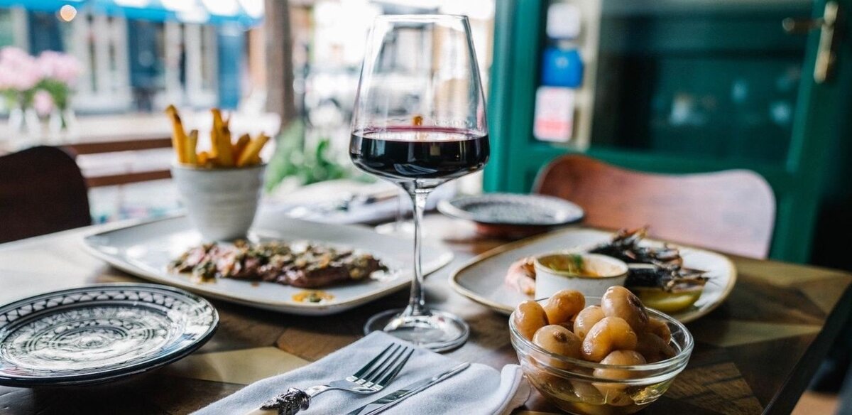 Если на приготовление блюда времени немного, но хочется сделать что-то своими руками, проще всего запечь рыбу в фольге или в рукаве. Нужно очистить тушку от всего лишнего, заправить пряностями, посолить и поместить в духовку.