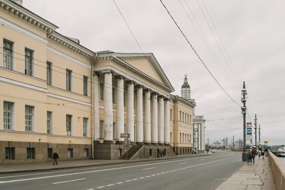 Адрес здания — Университетская набережная, 5