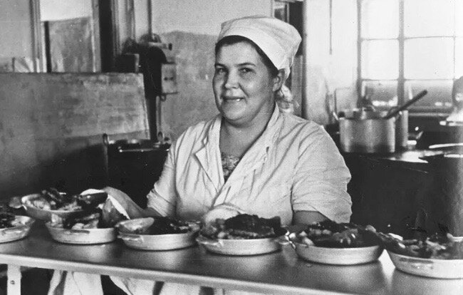 Советская столовая линия раздачи.