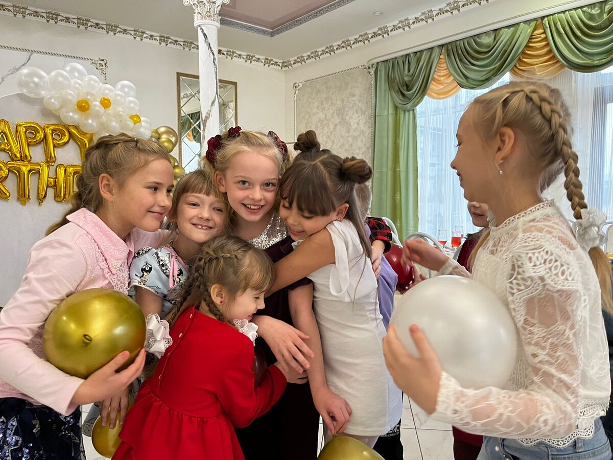 В центре именинница