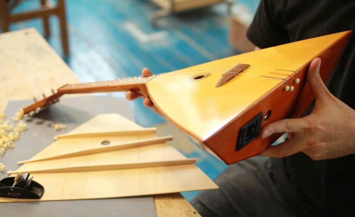 Есть даже электрические балалайки