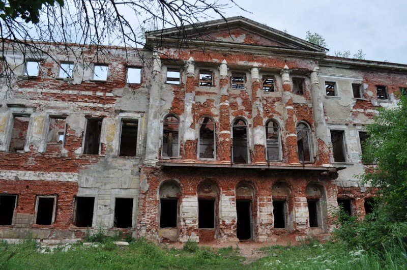 Главный дом усадьбы Гребнево. Источник фото: https://autotravel.ru/phalbum.php/town/1451