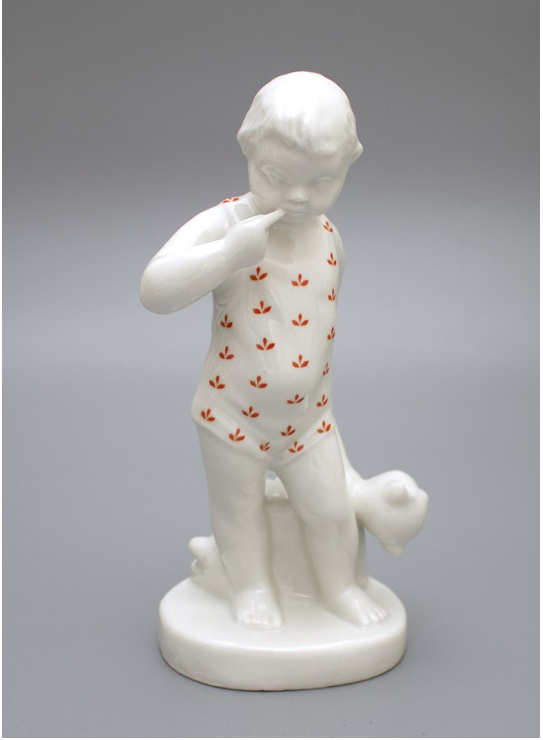 Фарфоровая статуэтка мальчик с мишкой песочное. Фарфоровые статуэтки ссср мальчик. Фарфоровый завод песочное статуэтки. Фарфоровая статуэтка влюбленные. Фарфоровый завод песочное статуэтки.