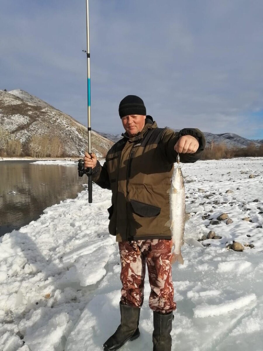 Пару недель назад мой племянник Григорий на рыбалке. Добыл налима. Рад. Мы за него тоже рады. 