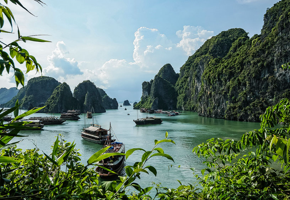 Залив Халонг Вьетнам. Халонг бухта Халонг. Vietnam бухта Халонг. Бухта Халонг в Тонкинском заливе, Вьетнам.