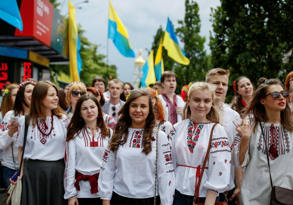 Украинская молодежь с национальными флагами и в национальных вышиванках, фото replyua.net