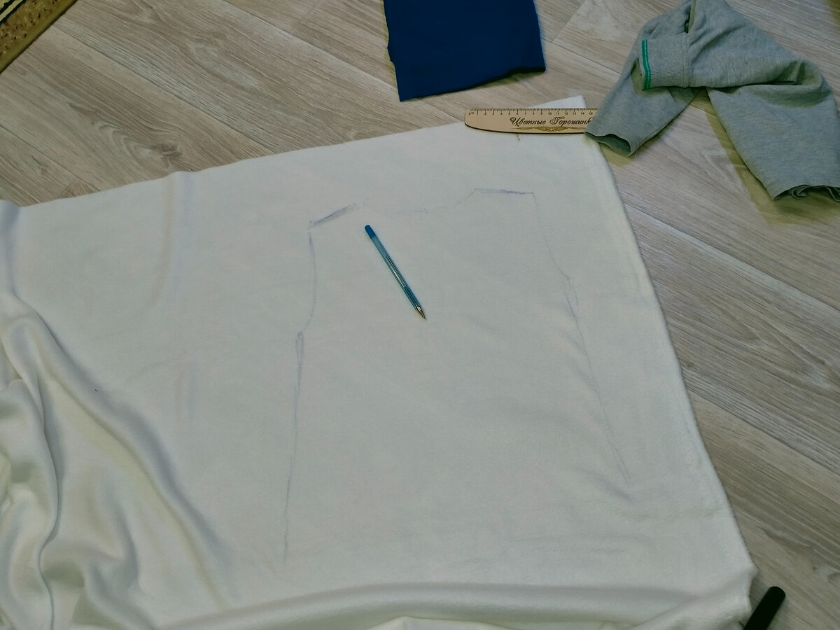Чертила ручкой...пора купить мел для белых вещей